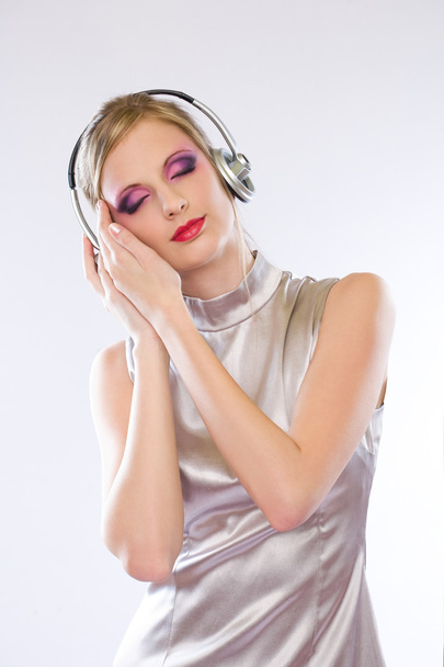 Bela menina electro pop em fones de ouvido
. - Foto, Imagem