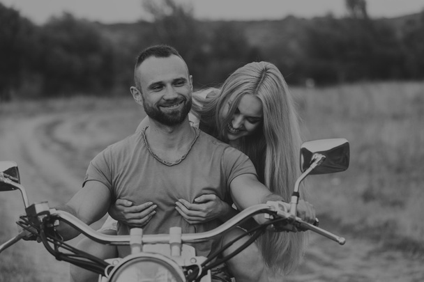 Casal feliz viajando em uma motocicleta
. - Foto, Imagem