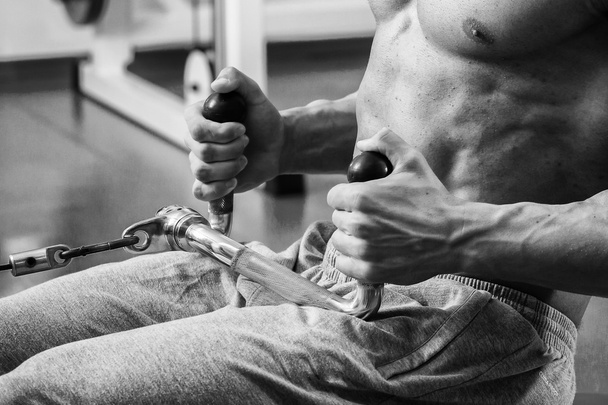 Grueling training professional bodybuilder in the gym - Foto, Imagem