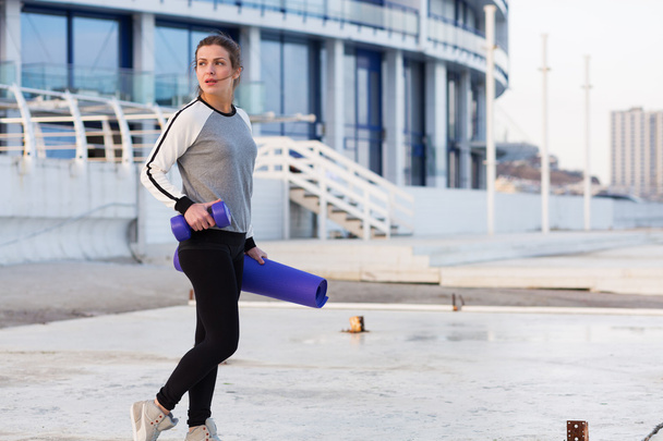 Mujer deportiva haciendo ejercicio en la ciudad
 - Foto, imagen
