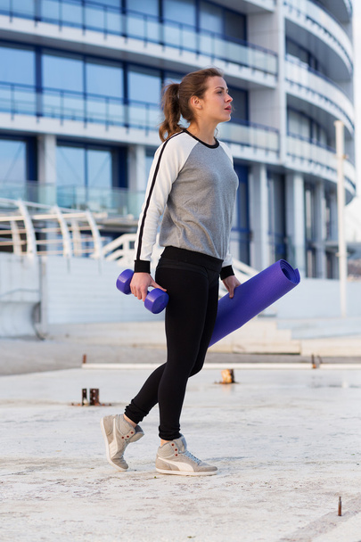 Mujer deportiva haciendo ejercicio en la ciudad
 - Foto, imagen