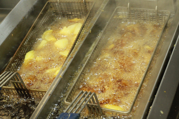 rozdrobnione ziemniaki smażenie w gorącym oleju - Zdjęcie, obraz