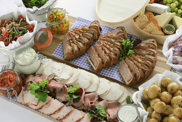 tradycyjne wędliny wybór posiłków w formie bufetu - Zdjęcie, obraz