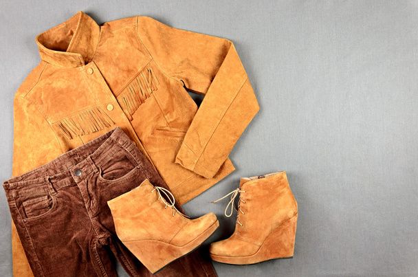 Conjunto de ropa y accesorios marrón para mujer
 - Foto, imagen