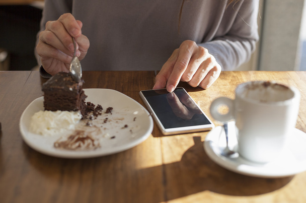 руки шоколадный торт и телефон
 - Фото, изображение
