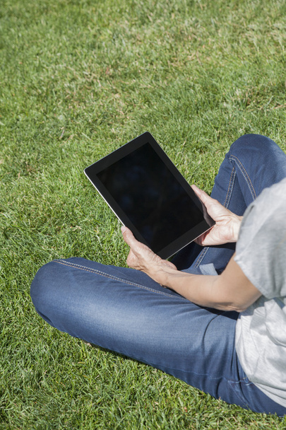 tablet v rukou Sedící žena na trávě - Fotografie, Obrázek