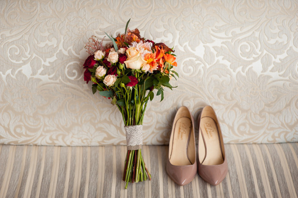 wedding bouquet and bridesmaid shoes on brown mat - Foto, Bild