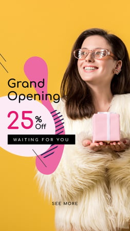 Store Opening Announcement Woman with Gift Box Instagram Story Modelo de Design