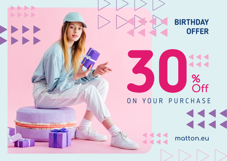 Plantilla de diseño de Birthday Offer Girl with Gifts in Purple Card 