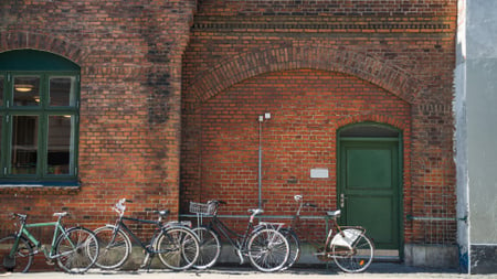 Ontwerpsjabloon van Zoom Background van authentiek gebouw met fietsenstalling