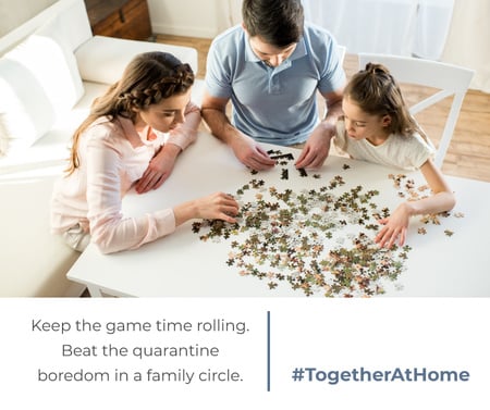 Ontwerpsjabloon van Facebook van #TogetherAtHome Gezin met dochter die spelletjes speelt