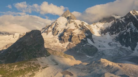 Modèle de visuel Majestic Mountains with Clouds - Zoom Background