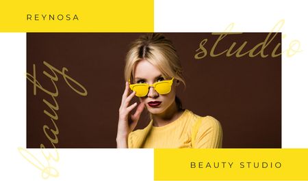 Beautiful young girl in sunglasses Business card Modelo de Design