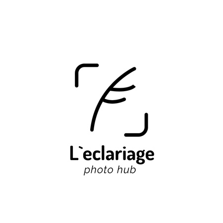 Photo Studio -mainos mustalla höyhenellä Logo Design Template