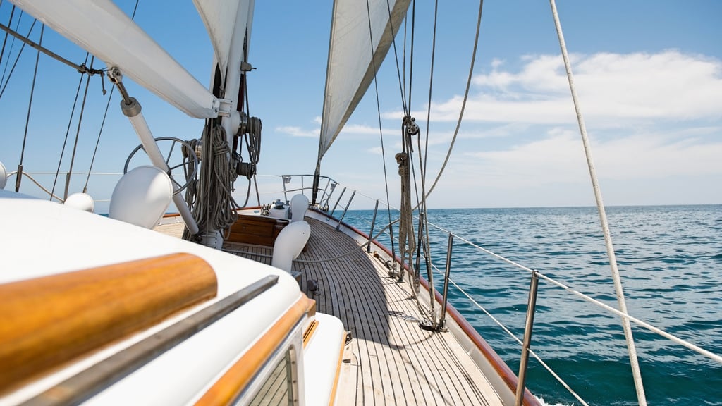 Szablon projektu White Yacht sailing in Sea Zoom Background