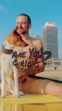 Designvorlage Mann auf Surfbrett mit Hund für TikTok Video