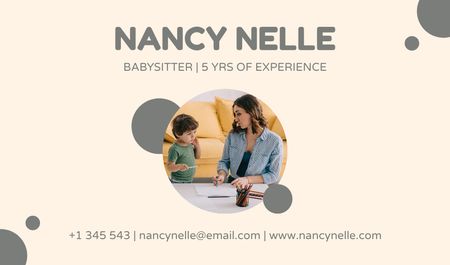 Ontwerpsjabloon van Business card van Babysitting Services Offer
