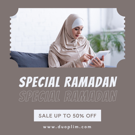 Modèle de visuel Annonce de vente spéciale grise sur le Ramadan avec une femme commandant des marchandises - Instagram