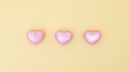 Dia dos Namorados com lindos corações rosa em amarelo Zoom Background Modelo de Design