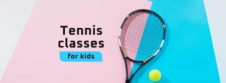 Template di design offerta di corsi di tennis per bambini con racchetta in campo Facebook cover