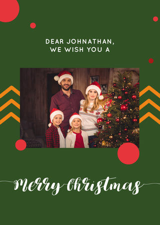 Feliz saudação de Natal e desejos com a família em chapéus de Papai Noel Postcard 5x7in Vertical Modelo de Design
