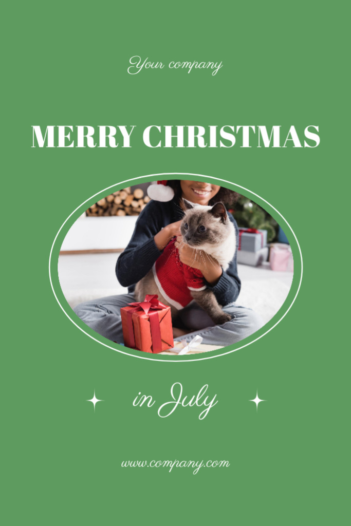 Modèle de visuel Christmas in July Greeting with Cat on Green and Gift - Postcard 4x6in Vertical