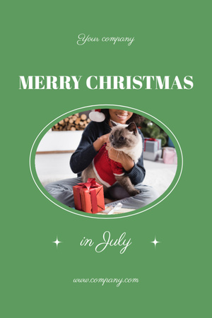 Plantilla de diseño de Christmas in July Greeting with Cat on Green Postcard 4x6in Vertical 