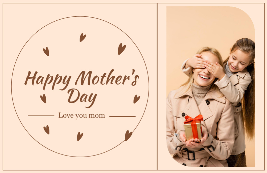 Szablon projektu Happy Mom Holds Gift from Daughter on Mother's Day Thank You Card 5.5x8.5in