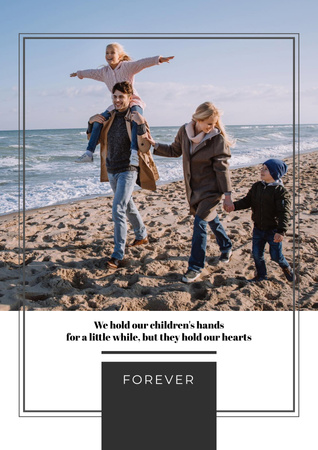 Boldog szülők gyerekekkel a tengerparton Poster tervezősablon