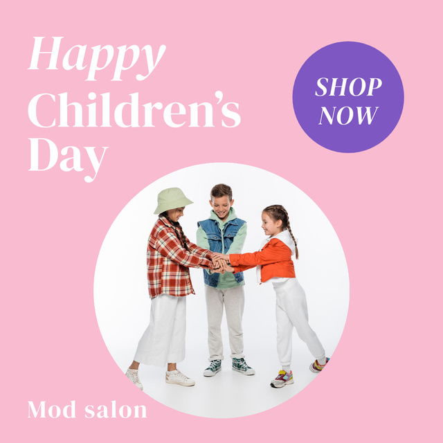 Children's Clothing Offer with Friendly Kids Animated Post Modelo de Design