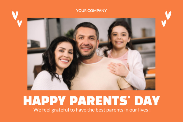Family Celebrating Parent's Day on Orange Postcard 4x6in Modelo de Design