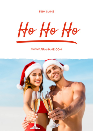 Modèle de visuel Un couple célèbre avec des chapeaux de Père Noël et du champagne - Postcard 5x7in Vertical