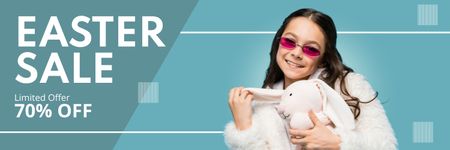 Усміхнена дівчина в рожевих сонцезахисних окулярах тримає іграшкового кролика на Великодньому розпродажі Twitter – шаблон для дизайну