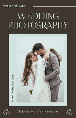 Designvorlage Hochzeitsfotografie-Angebot mit einem Paar im Boho-Stil, das sich umarmt für IGTV Cover