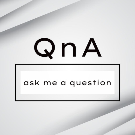 Holding Q&A Session on Gray Instagram Šablona návrhu