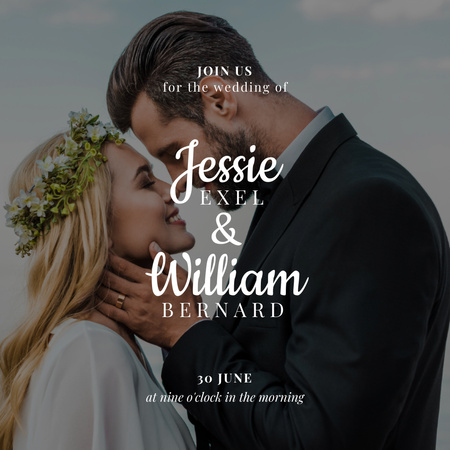 Mutlu yeni evliler ve çelenk içinde gelin ile düğün davetiyesi Instagram Tasarım Şablonu
