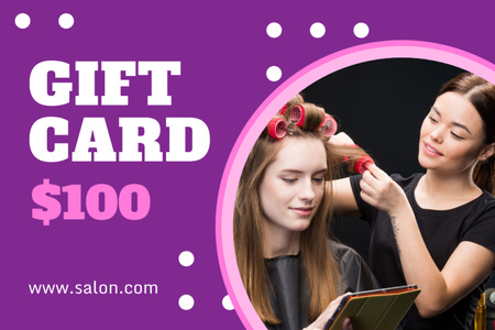 Ontwerpsjabloon van Gift Certificate van Schoonheidssalon promo met haarstylist krullend haar van de vrouw