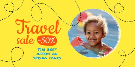 Plantilla de diseño de anuncio de venta de viajes con niño en anillo inflable Twitter 