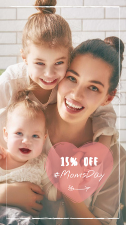 Mother's Day Discount Offer with Happy Mom and Kids Instagram Story Modelo de Design