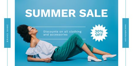 Designvorlage Sommerschlussverkauf von Modekleidung auf Blau für Twitter