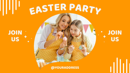 Mãe e filha felizes em aventais amarelos pintando ovos de Páscoa FB event cover Modelo de Design