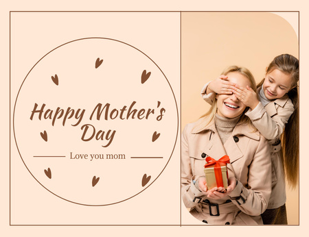 Modèle de visuel Maman avec un cadeau de sa fille pour la fête des mères - Thank You Card 5.5x4in Horizontal