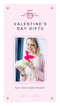 Designvorlage Schöne lockige Frau, die Valentinsgeschenkbox öffnet für Instagram Story