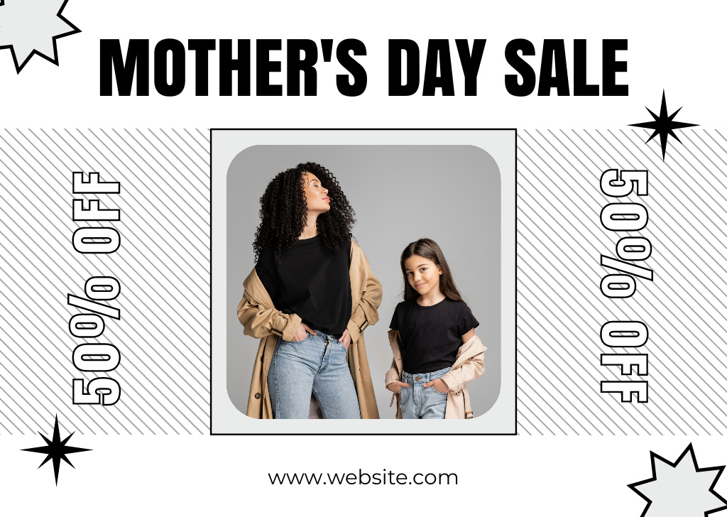 Platilla de diseño Mother's Day Sale with Mom and Daughter in Same Outfits Card