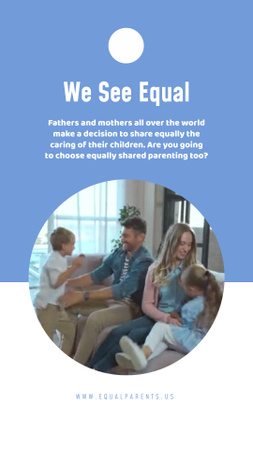 青い服を着た幼児の赤ちゃんを持つ家族 Instagram Video Storyデザインテンプレート