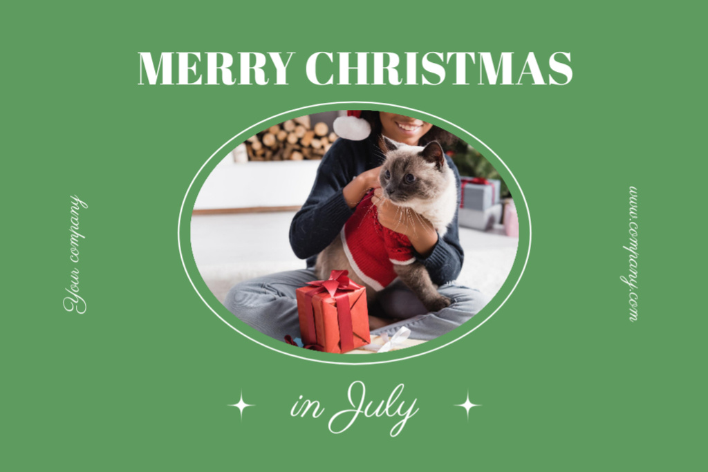 Template di design Christmas in July Greeting with Cute Cat on Green Postcard 4x6in