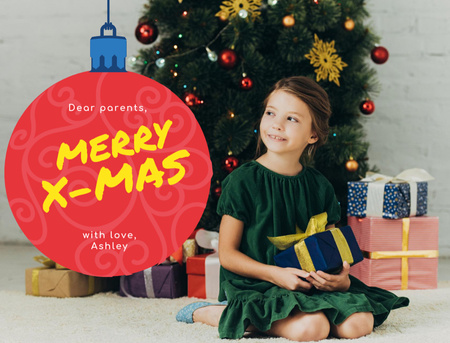 Saudação de Natal encantada com garotinha segurando presentes Postcard 4.2x5.5in Modelo de Design