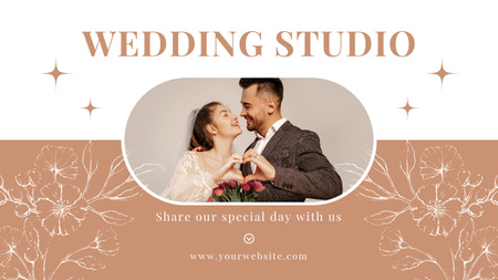 Designvorlage Hochzeitsstudio-Werbung mit glücklichem Paar, das Herz mit Händen zeigt für Youtube Thumbnail