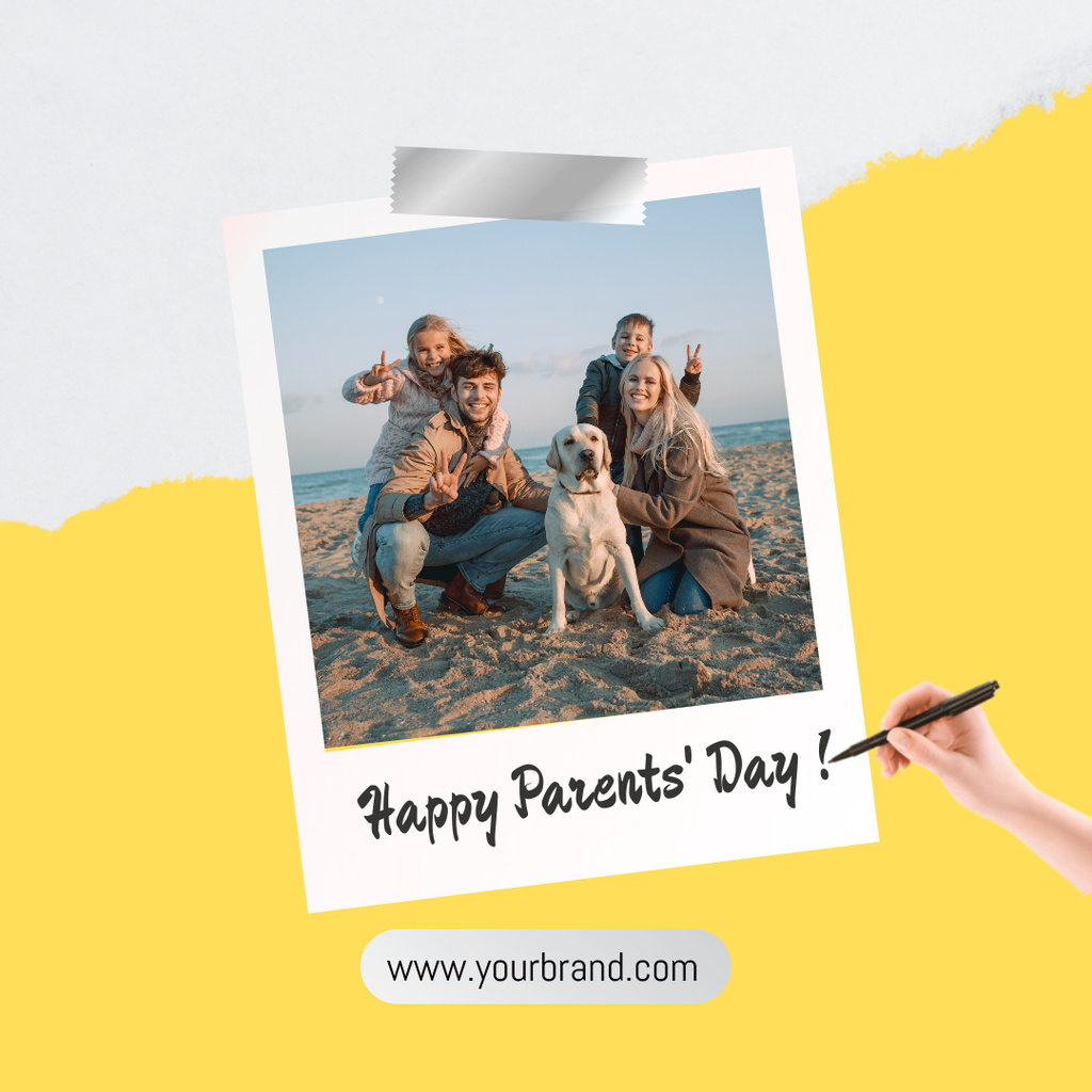 Designvorlage Happy Parents' Day Greeting with Family on the Beach für Instagram