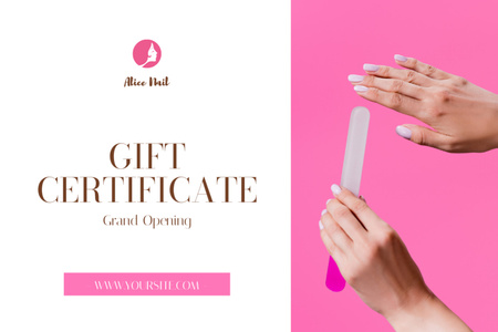 Plantilla de diseño de Oferta de servicios de manicura con manos femeninas en rosa Gift Certificate 